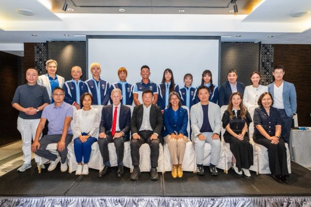 🎉 【第20屆亞運會歡迎會暨2026年度週年晚宴 圓滿落幕！】 🎉

2026年10月2號晚，我哋一班賽艇大家庭嘅朋友仔齊聚一堂，一齊見證同慶祝呢個屬於香港賽艇界嘅重要時刻！成晚氣氛超級好，系一遍遍笑聲同感動下圓滿結束～呢份獨一無二嘅喜悅同榮耀，係屬於喺現場嘅每一位嘉賓、隊員同埋一直支持我哋嘅朋友！

🏆 亞運健兒 再創佳績

首先要俾最熱烈嘅掌聲我哋嘅香港賽艇代表隊！喺第20屆亞運會入面，運動員們發揮香港人嘅拚搏精神，一口氣贏得 1金 🥇、2銀 🥈、1銅 🥉 嘅亮眼成績！好感激你哋用汗水同堅持再次為港爭光，令到全港市民同埋整個賽艇大家庭都為你哋感到超自豪！

🤝 堅實後盾 感謝各界支持

同時，亦要非常感謝中國香港體育協會暨奧林匹克委員會、康樂及文化事務署、香港賽馬會以及香港體育學院等機構，一直喺背後默默支持香港賽艇運動嘅推廣與力撐！

💪 華懋集團冠名贊助 2027慈善賽事

晚宴上仲有一個好消息宣佈，我哋非常榮幸獲得華懋集團正式冠名贊助「2027香港室內賽艇錦標賽暨慈善長途接力賽」！好感謝華懋集團對香港賽艇運動同慈善事業嘅大力支持，好期待明年同大家一齊喺室內賽艇賽場上揮灑汗水、傳遞正能量！

👑 喜訊連連 歷史性新篇章

喺度再次熱烈祝賀我哋中國香港賽艇協會主席 何劍暉女士OLY 榮任亞洲賽艇聯會會長！

再次多謝各位嘉賓、運動員、贊助商、各位成員同埋幕後工作人員嘅心意同付出，令當晚嘅晚宴咁難忘。未來我哋會繼續一路同行，推動香港賽艇再創高峰！🚣‍♂️🔥

#香港賽艇 #亞運會2026 #中國香港代表隊 #華懋集團 #室內賽艇錦標賽 慈善長途接力 港隊加油 賽艇大家庭 RowingHK